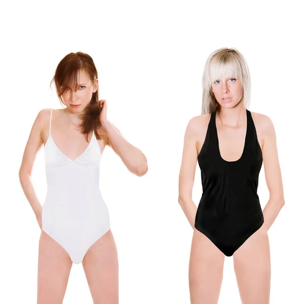 两张穿着泳衣的漂亮瘦小女人的特写 在白色摄影棚前被隔离 — 图库照片
