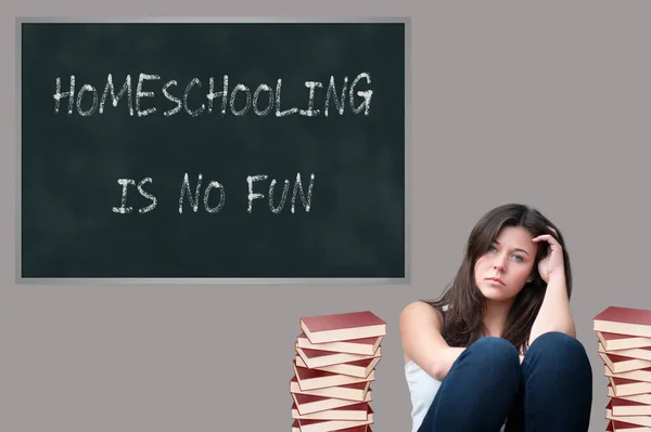 Trauriges Teenager Mädchen Vor Schwarzer Tafel Hausaufgabenbetreuung Macht Keinen Spaß — Stockfoto