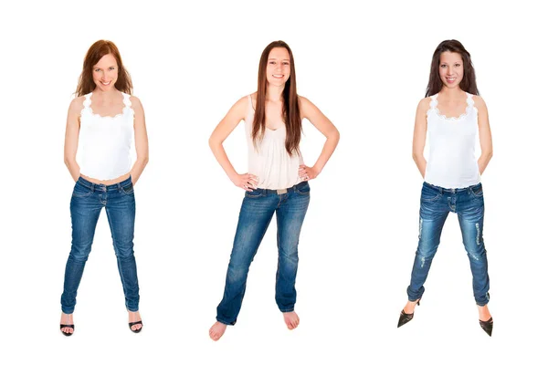 三个穿着蓝色牛仔裤和白色上衣的快乐的年轻女性的全长肖像 在白色的工作室背景下被隔离 — 图库照片
