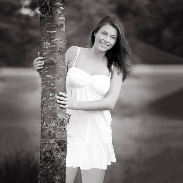 Retrato Blanco Negro Una Hermosa Joven Abrazando Árbol Lleva Una —  Fotos de Stock