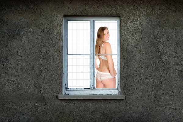 Vacker Ung Kvinna Bär Vita Underkläder Badrummet Bakom Ett Fönster — Stockfoto