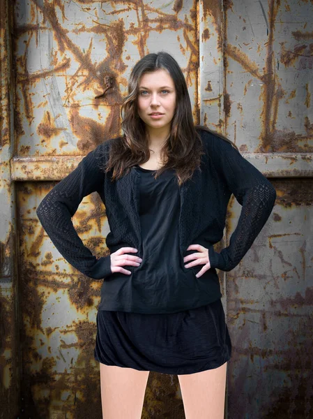 Portret Atrakcyjnej Młodej Kobiety Sobie Czarne Ubrania Przed Zardzewiałym Metalowym — Zdjęcie stockowe