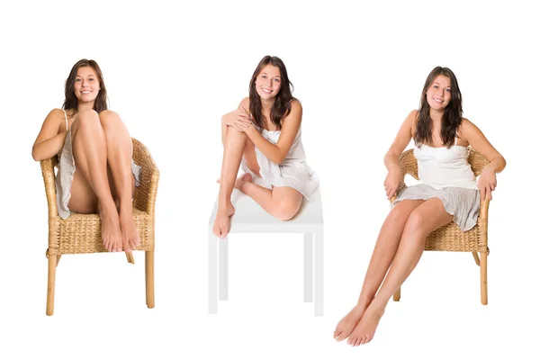幸せな若い女性がウィッカーチェアに座って 白いテーブルの上に 白いスタジオの背景の前に隔離された3つのポーズ — ストック写真