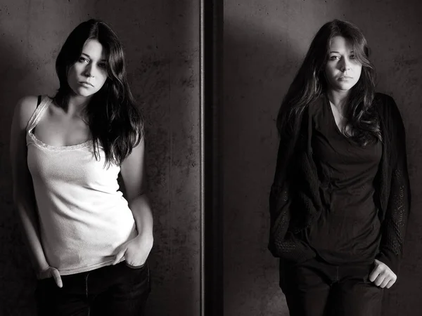 Dva Černobílé Venkovní Portréty Vážně Vypadající Dospívající Dívky Před Tmavou — Stock fotografie