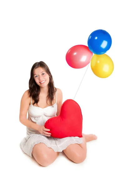 Linda Chica Sosteniendo Una Almohada Roja Del Corazón Con Tres — Foto de Stock