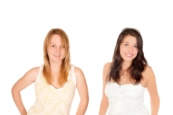 Close Portretten Van Twee Gelukkige Jonge Vrouwen Met Zomertoppen Geïsoleerd — Stockfoto