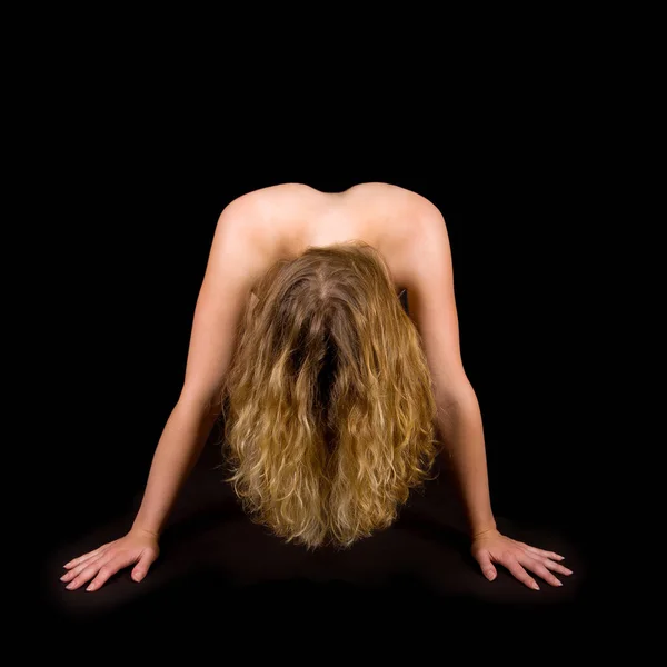 经典的裸体一个漂亮的金发女人卷发 在黑色工作室的背景前 — 图库照片