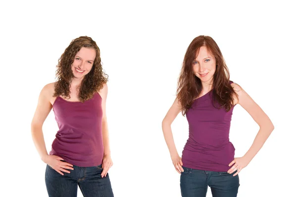 Duas Belas Jovens Mulheres Felizes Vestindo Jeans Azuis Tops Roxos — Fotografia de Stock