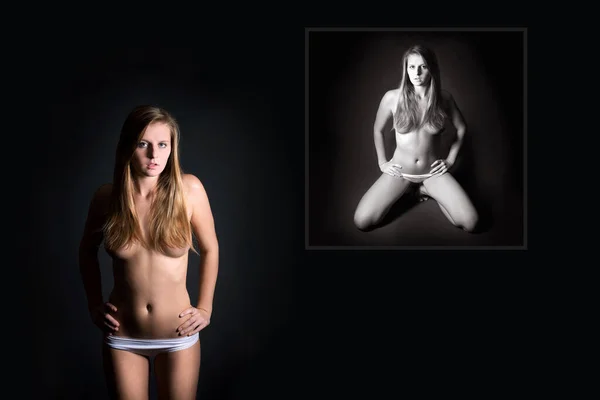 Atractiva Joven Mujer Topless Delante Una Foto Lencería Monocromática Misma —  Fotos de Stock