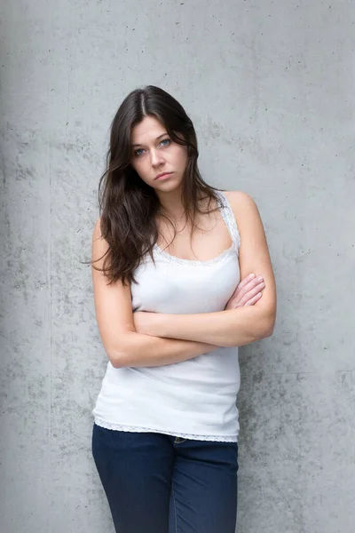 Portrait Extérieur Une Belle Jeune Femme Portant Haut Blanc Jean — Photo