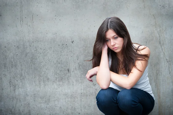 Tiener meisje op zoek nadenkende over problemen — Stockfoto