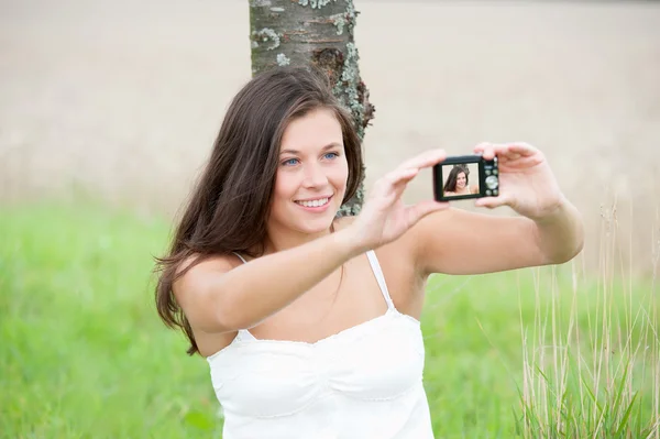Piękna młoda kobieta podjęte obraz siebie, selfie — Zdjęcie stockowe
