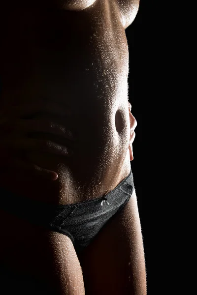 Nassen Körper einer attraktiven Frau in schwarzen Höschen — Stockfoto