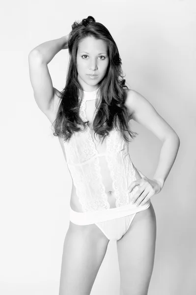 Attraente bruna donna in bella lingerie bianca — Foto Stock