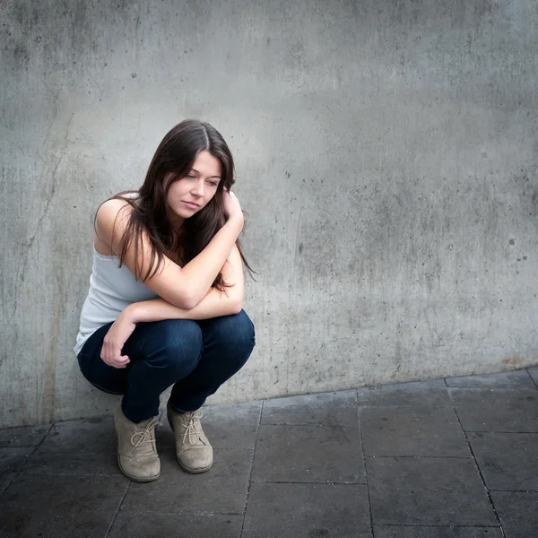 Adolescente chica buscando reflexivo acerca de los problemas — Foto de Stock