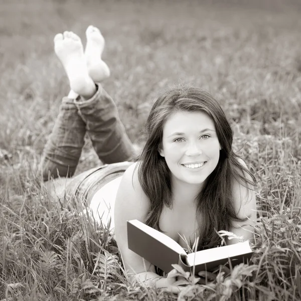 Porträt einer schönen jungen Frau beim Lesen eines Buches — Stockfoto