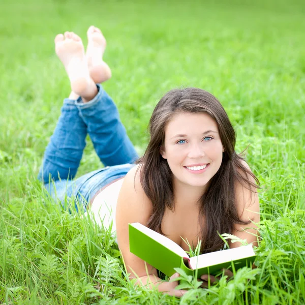 Porträt einer schönen jungen Frau beim Lesen eines Buches — Stockfoto