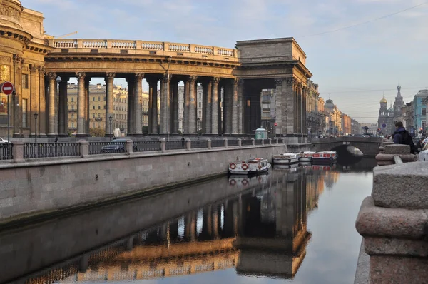 Morgon i st petersburg. kanalen griboedova och kazan katedralen. — Stockfoto