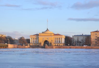 Neva üzerinde buz drift. Admiralty.