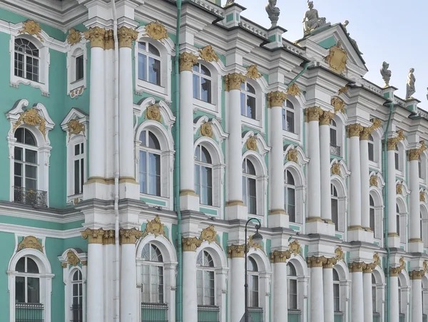 Janelas do Hermitage. São Petersburgo . — Fotografia de Stock