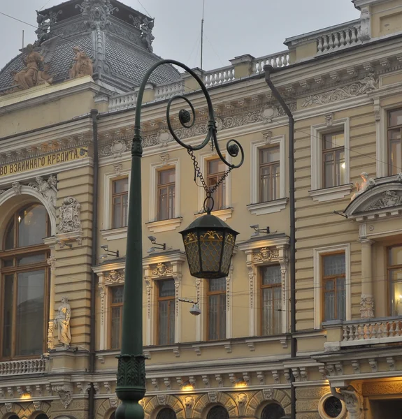 A manhã de Peterburg. Ponte italiana lanterna decorativa — Fotografia de Stock