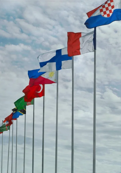 gökyüzü arka plan üzerinde farklı ülkelerin bayrakları