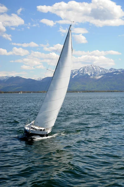 Plachetnice na jezeře chiemsee — Stock fotografie