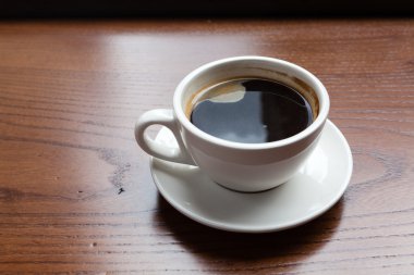 ahşap yüzey üzerine kahve