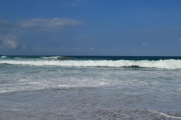 Океанские волны и береговой линии — стоковое фото