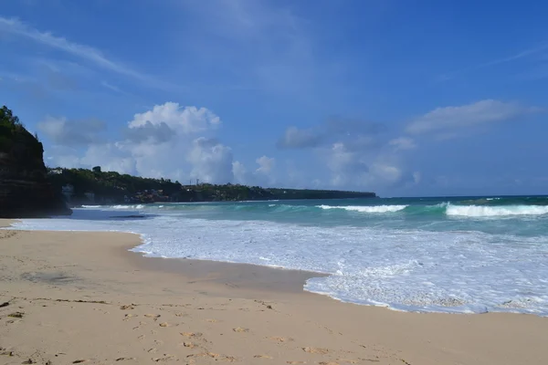Okyanus dalgaları ve Beach çizgi — Stok fotoğraf