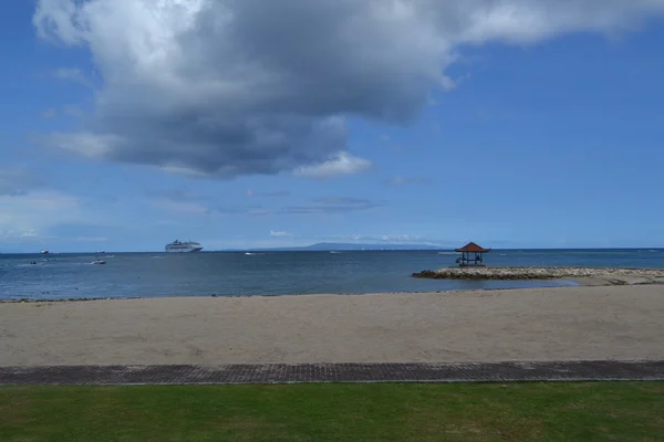 Vista sull'oceano sulla spiaggia di Nusa Dua a Bali (Indonesia) ) — Foto Stock