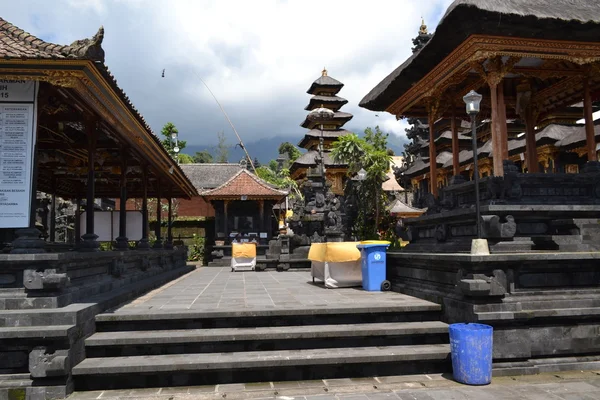 Templo sacro de Besakih en la isla de Bali —  Fotos de Stock