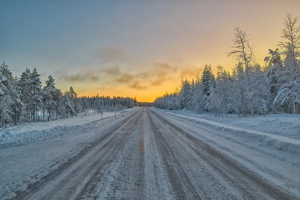 Soğuk ve karlı kış yol Lapland, Finlandiya