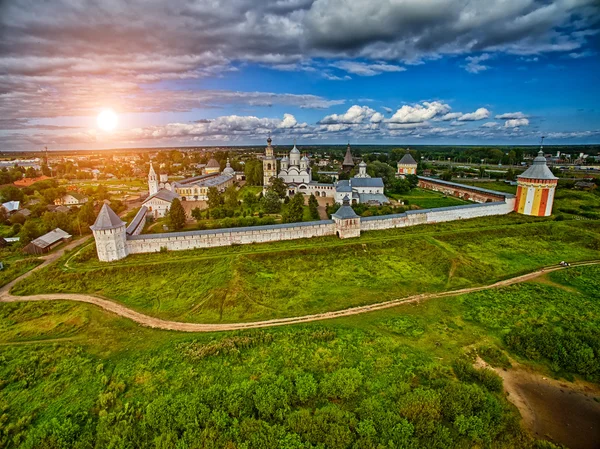 Kleurrijke zonsondergang over Spaso-Prilutsky klooster in Vologda regio — Stockfoto