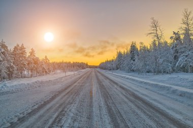Renkli Lapland kutup gün kış Road, Finlandiya