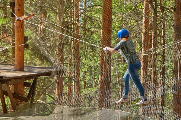 フォレスト ロープ公園で若い女性を楽しませる — ストック写真