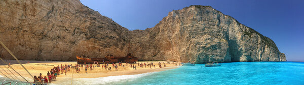 Туристы в заливе Наваджио с разрушенным кораблем
