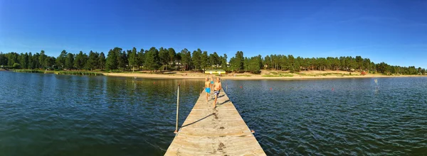 Kinderen lopen op een Pier bij Lake zomer Camping — Stockfoto