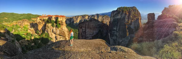 Menina Admirando Meteora Montanha e Mosteiro Vista Panorâmica — Fotografia de Stock