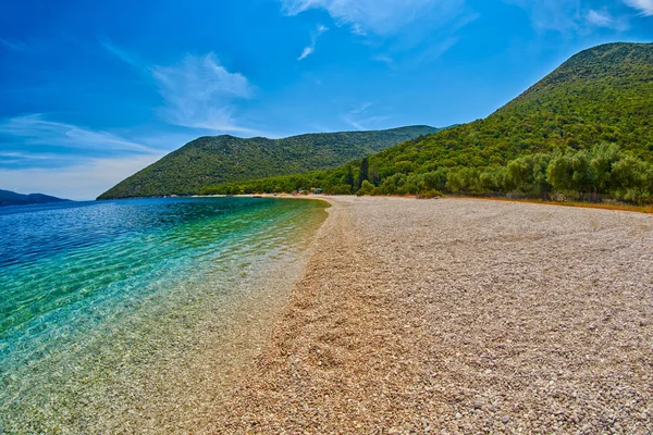 Praia vazia com águas transparentes — Fotografia de Stock