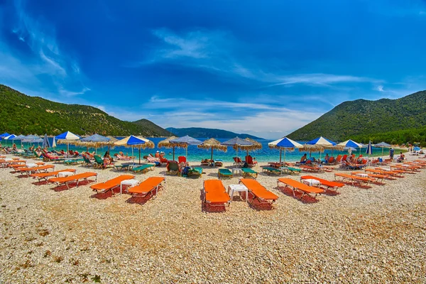 Strandliegen und Sonnenschirme in antisamos beach, griechenland — Stockfoto