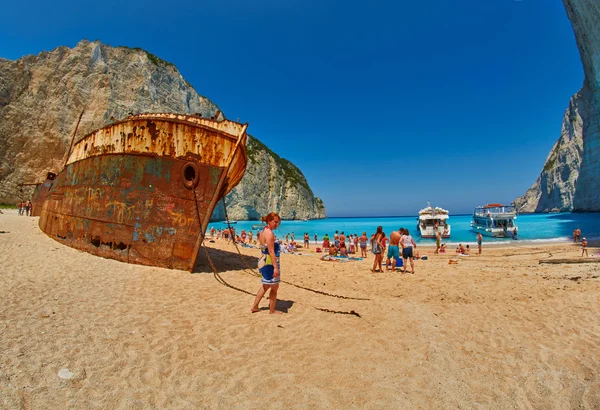 Οι τουρίστες στο ναυάγιο Bay, Zakinf νησί, Ελλάδα — Φωτογραφία Αρχείου