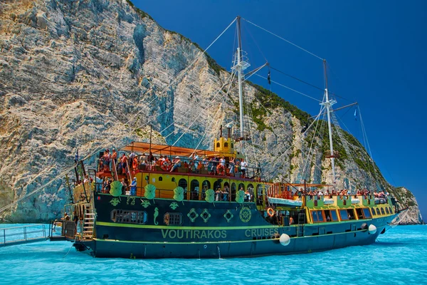 Turisztikai hajó Navagio-öbölben, Zakyntos Island, Görögország — Stock Fotó