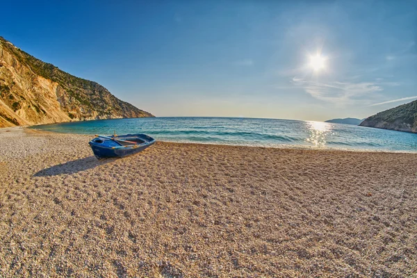 Antiguo barco de pescadores abandonados en Sunset Myrtos Beach en Cefalonia, Grecia —  Fotos de Stock