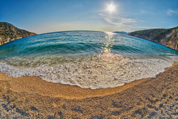 Fala idealna fala w Sunset Myrtos Beach w Kefalonia, Grecja — Zdjęcie stockowe