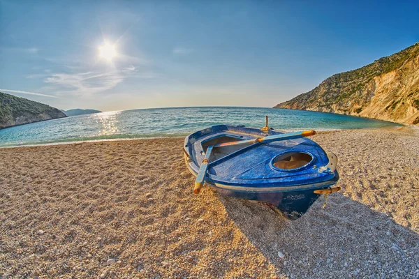 Antiguo barco de pescadores abandonados en Sunset Myrtos Beach en Cefalonia, Grecia —  Fotos de Stock