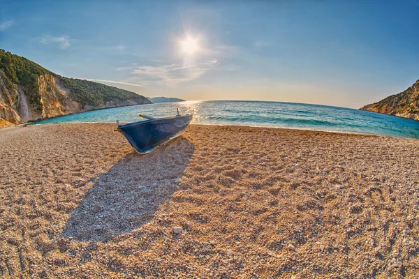 Porzucony łódź rybaków w Sunset Myrtos Beach w Kefalonia, Grecja — Zdjęcie stockowe