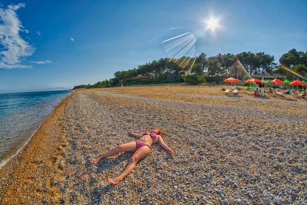 Η κοπέλα είναι χαλαρώνοντας σε μια παραλία — Φωτογραφία Αρχείου