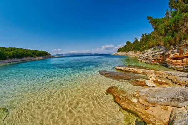 Fiskardo: Foki Beach z krystalicznie czystej wody — Zdjęcie stockowe