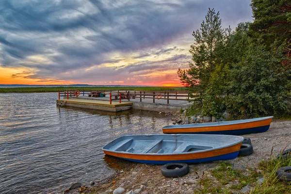 Barcos quentes do lago por do sol e cais — Fotografia de Stock